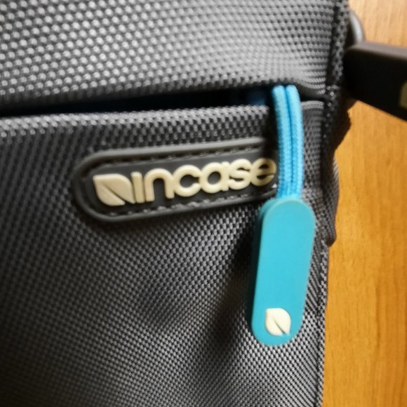 Incase Gray Laptop/Tablet Shoulder Bag - Picture 7 of 7